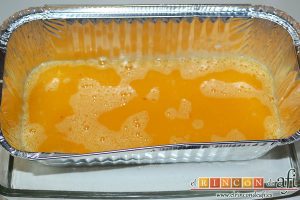 Tocinillo de cielo, poner la mezcla en el molde, y poner el molde en un recipiente para horno más grande con agua para el baño María
