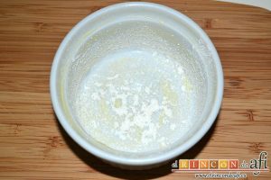 Delicias de nectarina, encamisar los moldes con mantequilla y harina