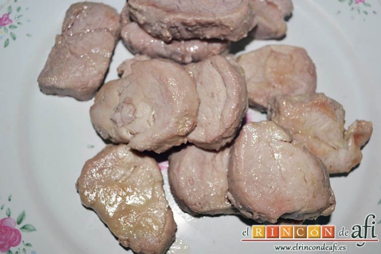 Medallones de solomillo de cerdo con mostaza dulce, reservarlos en un plato