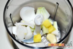 Mejillones con salsa de mostaza, triturar la cebolla, el diente de ajo y el jengibre