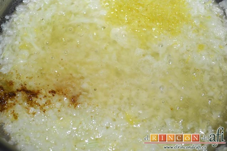 Mejillones con salsa de mostaza, cuando la cebolla empiece a estar translúcida le añadimos la ralladura y el zumo de limón y la cucharadita de comino molido