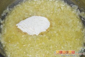 Mejillones con salsa de mostaza, añadir la harina