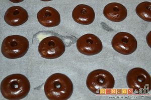 Nutellotti o galletas de Nutella, hacer un pequeño agujero en el centro de cada una