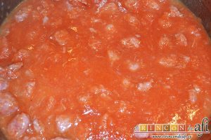 Pasta con salchichas frescas, añadir el tomate triturado