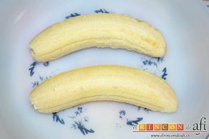 Plátanos amasados con gofio, pelarlos