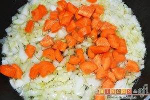 Rabo de toro, pelar y picas las zanahorias y añadir