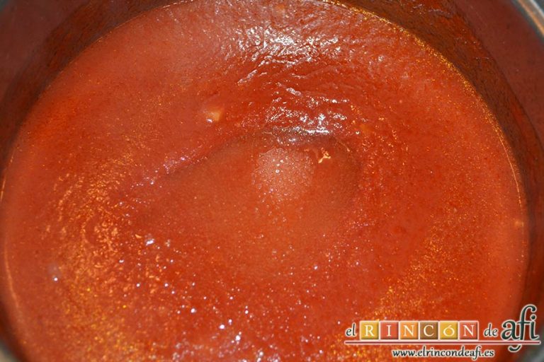 Cintas frescas con butifarra y salsa de tomate al vino dulce y chocolate, añadir azúcar para quitar la acidez del tomate