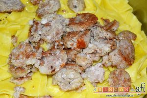 Cintas frescas con butifarra y salsa de tomate al vino dulce y chocolate, escurrir la pasta y volcar encima la butifarra escurrida de aceite