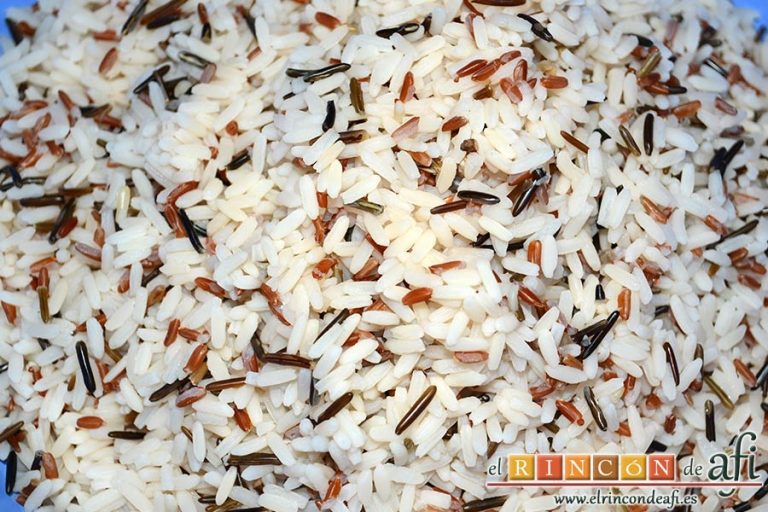 Ensalada de arroz de tres colores, escurrir el arroz y pasar por agua fría para cortar la cocción