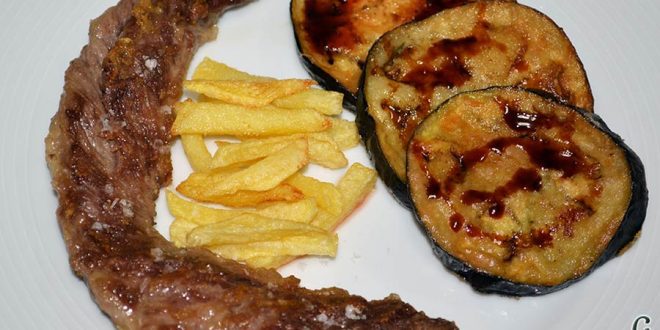 Lagarto de cerdo ibérico a la plancha con berenjenas con miel de caña y papas fritas