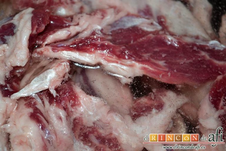 Lagarto de cerdo ibérico a la plancha con berenjenas con miel de caña y papas fritas, diluir bien e introducir la carne