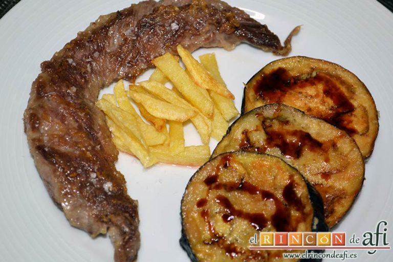 Lagarto de cerdo ibérico a la plancha con berenjenas con miel de caña y papas fritas, sugerencia de presentación