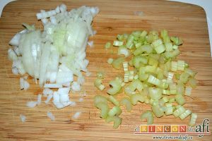 Lasaña de verduras con mozzarella fresca, limpiar y trocear el apio, trocear la cebolla