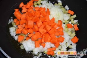 Lasaña de verduras con mozzarella fresca, pelar y trocear la zanahoria