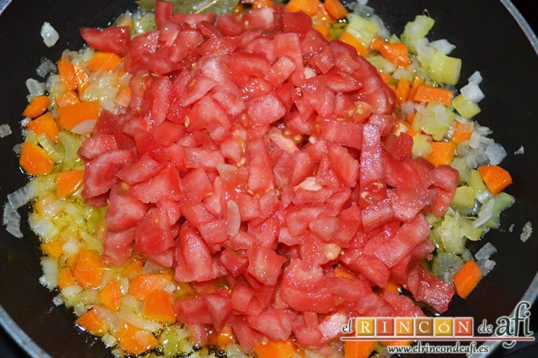 Lasaña de verduras con mozzarella fresca, poner a pochar y añadir los tomates pelados y troceados junto con la hoja de laurel