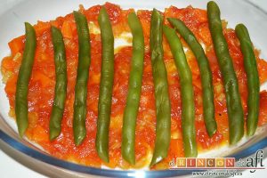 Lasaña de verduras con mozzarella fresca, en una bandeja de horno poner una cama de salsa y encima habichuelas