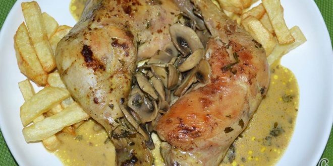 Muslos de pollo al curry con leche de coco y champiñones salteados