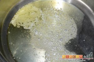 Muslos de pollo al curry con leche de coco y champiñones salteados, poner a derretir la mantequilla con un poco de aceite de oliva