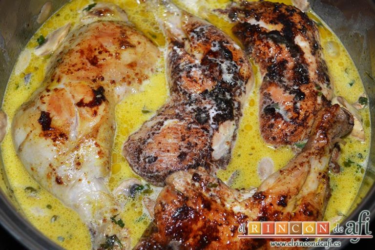 Muslos de pollo al curry con leche de coco y champiñones salteados, tapar el caldero y dejar cocer a fuego lento