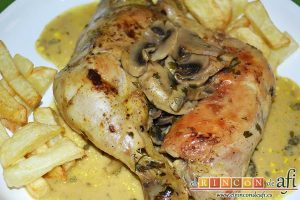 Muslos de pollo al curry con leche de coco y champiñones salteados, sugerencia de presentación