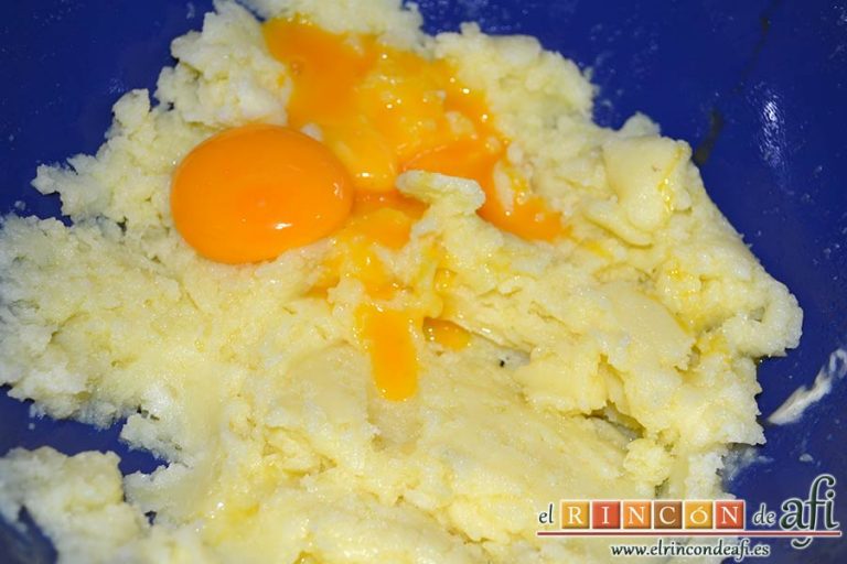 Papas rellenas de jamón y queso, añadir las dos yemas de huevo