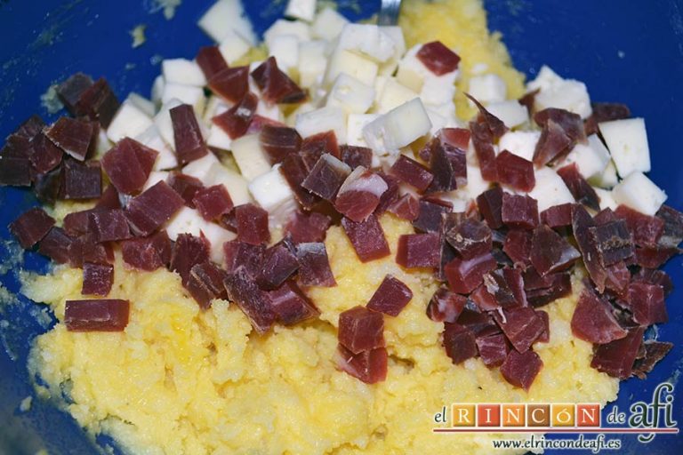 Papas rellenas de jamón y queso, cortar en cubitos el jamón serrano y el queso emmental