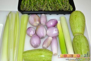 Wok de secreto ibérico con verduras al estilo asiático, lavar y pelar las verduras