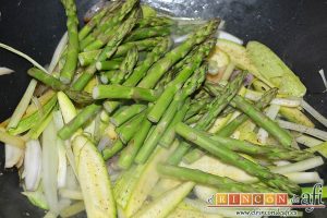 Wok de secreto ibérico con verduras al estilo asiático, salpimentar y añadir las yemas de los espárragos