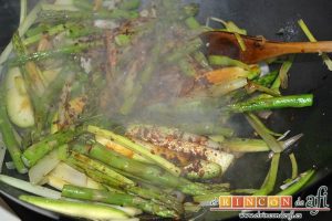 Wok de secreto ibérico con verduras al estilo asiático, añadir la salsa de soja y remover
