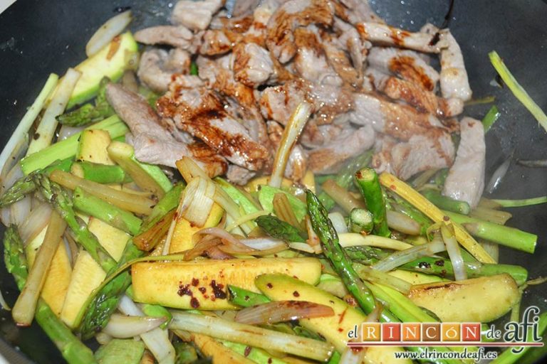 Wok de secreto ibérico con verduras al estilo asiático, separar verduras de la carne y añadir más soja