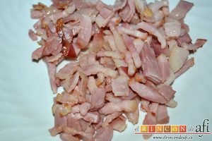 Coles de Bruselas con bacon, miel y mostaza antigua, dorar, sacar de la sartén y reservar