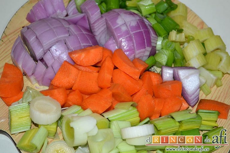 Colita de cuadril en salsa, trocear bien las verduras