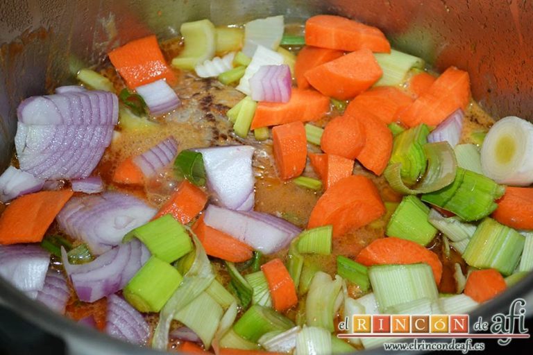 Colita de cuadril en salsa, añadir las verduras