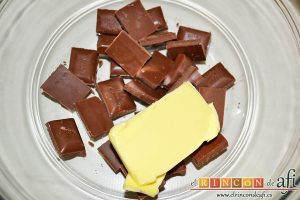 Crujientes de copos de maíz y chocolate, poner en un bol el chocolate troceado con la mantequilla