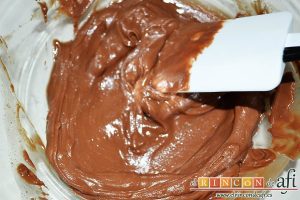 Crujientes de copos de maíz y chocolate, ir fundiendo en el microondas y remover con una espátula