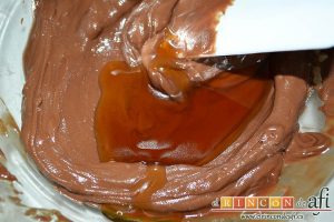 Crujientes de copos de maíz y chocolate, añadir la miel