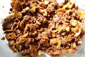 Crujientes de copos de maíz y chocolate, remover muy bien con la espátula