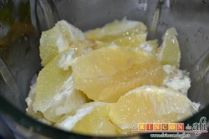Granizado de limón, meter los limones troceados en un vaso americano