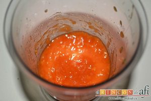 Panacota de papaya, poner la mitad de la papaya en un vaso triturador y hacer un puré