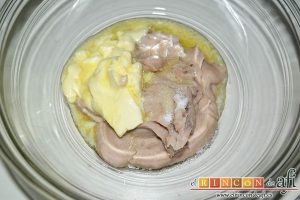 Bizcocho de castañas, poner en el bol del puré de castañas la mantequilla a temperatura ambiente y la sal
