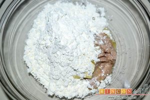 Bizcocho de castañas, añadir la Maizena con la levadura