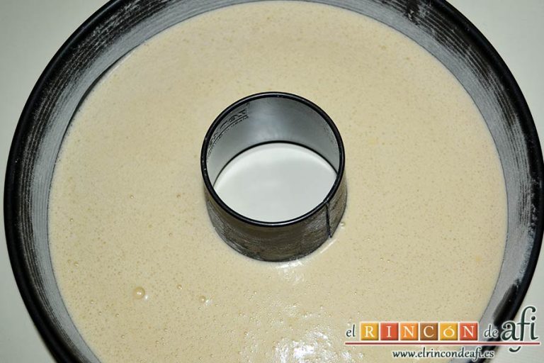 Bizcocho de castañas, encamisar un molde con mantequilla y harina, volcar la mezcla y hornear