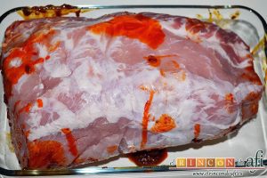 Lomo de cerdo adobado y salsa de mermelada de cerezas, poner la carne en una bandeja y embadurnar la parte de abajo con las manos