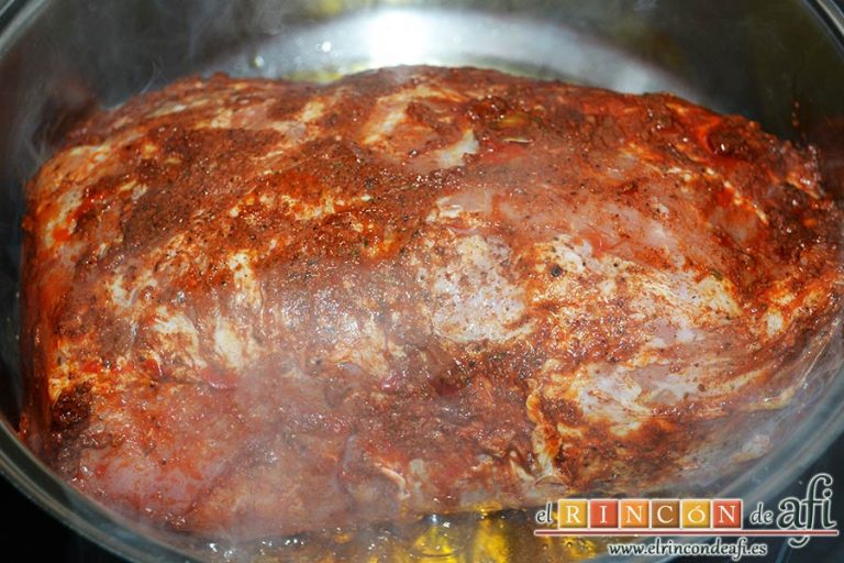 Lomo de cerdo adobado y salsa de mermelada de cerezas, cuando se vaya a preparar, meter la carne en un caldero con un chorro de aceite de oliva para sellar la carne