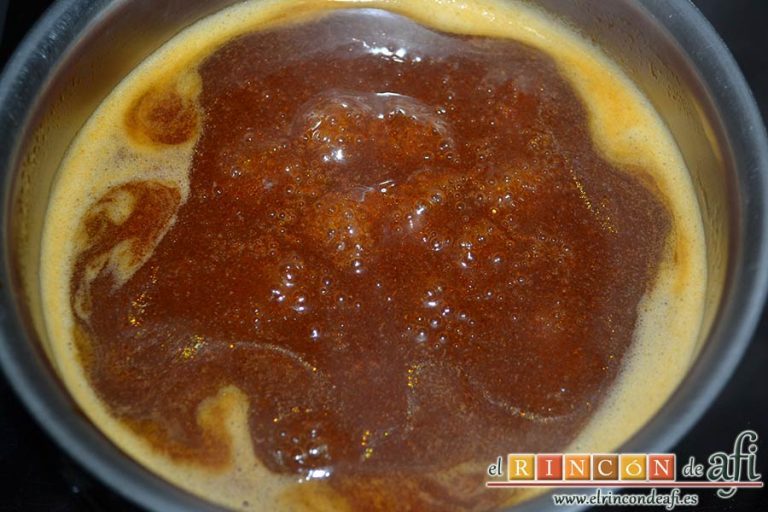Lomo de cerdo adobado y salsa de mermelada de cerezas, si está muy líquida añádele un poco de maizena disuelta en agua fría