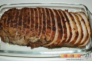 Lomo de cerdo adobado y salsa de mermelada de cerezas, se puede dejar la carne cortada hasta el momento de servirla