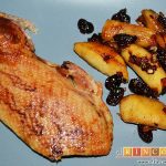 Pato crujiente con chutney de manzanas y pasas