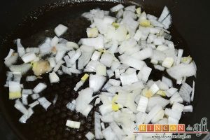 Pato crujiente con chutney de manzanas y pasas, añadir la cebolleta cortada en cuadraditos