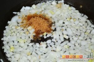 Pato crujiente con chutney de manzanas y pasas, añadir el azúcar moreno