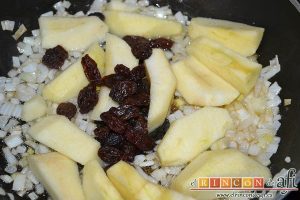 Pato crujiente con chutney de manzanas y pasas, añadir las pasas y las manzanas descorazonadas, troceadas y peladas